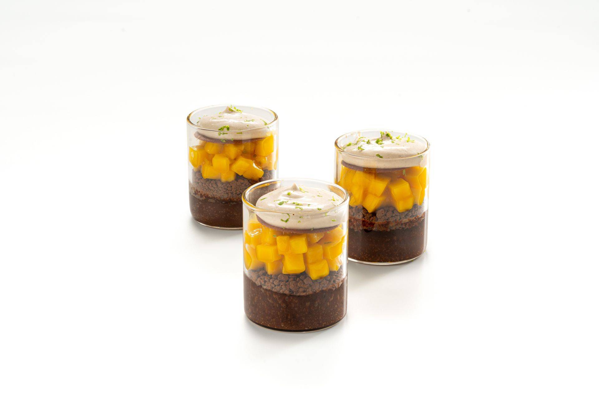 Bizcocho de chocolate trufado, mango y avellana