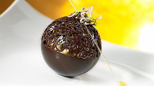 Sphère croquante, pistache et parfums de yuzu et limon