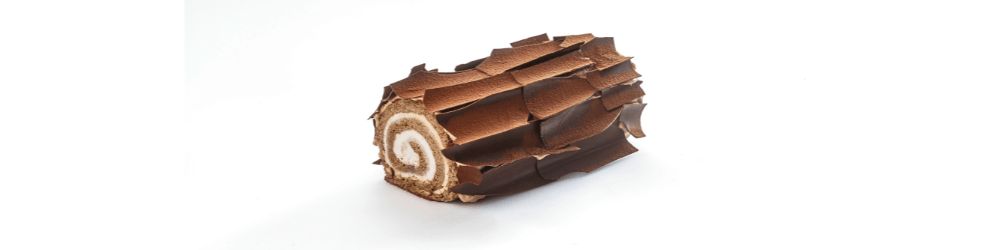 Tronco negro enrollado de chocolate negro, café y naranja