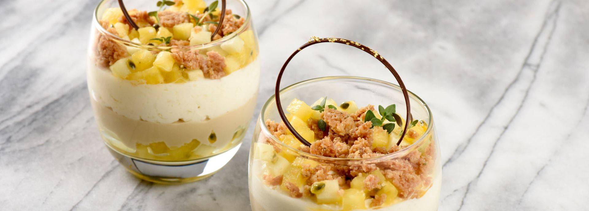 Crumble al cioccolato e mela e bicchierino al cioccolato al caramello Gold