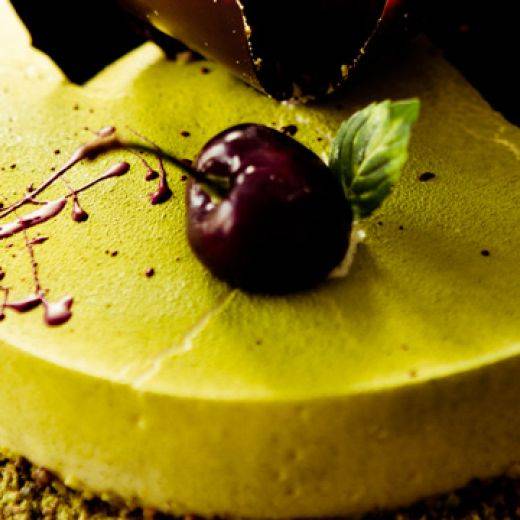 Tarte cerise, pistache et bavaroise sapote