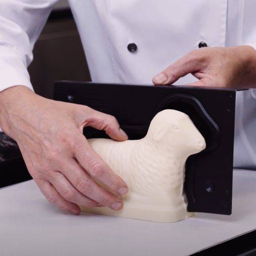 Demonstration video<span>White Chocolate Lamb</span>