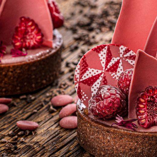 Tarta malinowa z ganache na bazie czekolady Ruby