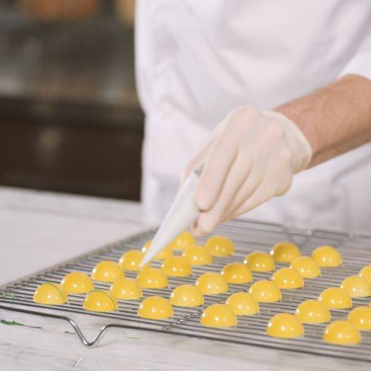 Demonstration video<span>Lemon and Basil Molded Bonbons</span>