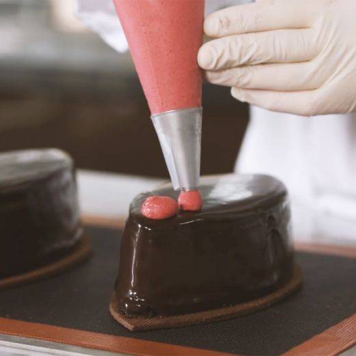 Demonstration video<span>Chocolate Raspberry Fudge Cake</span>