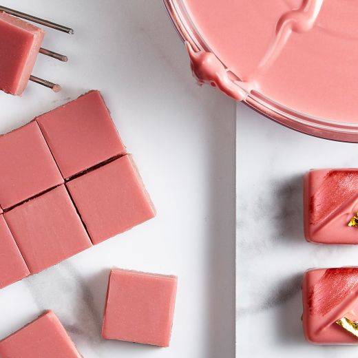 Ganache for hand-dipped pralines with ruby rb1
