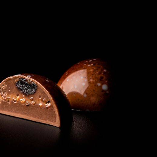 Miso rouge – ganache fumée– praline croustillante au soba-cha