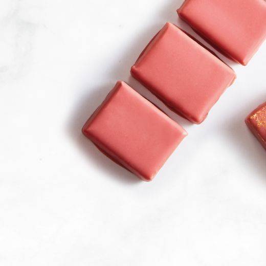 Praline filling for hand-dipped bonbons with ruby rb1