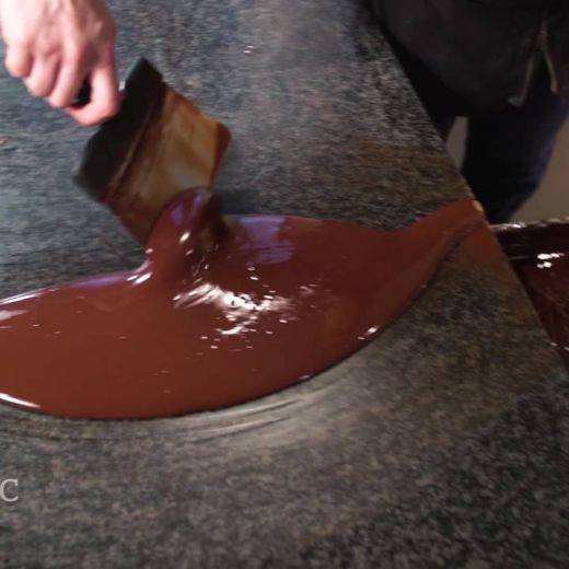 Hoe tempereer je chocolade op een marmeren werkblad?