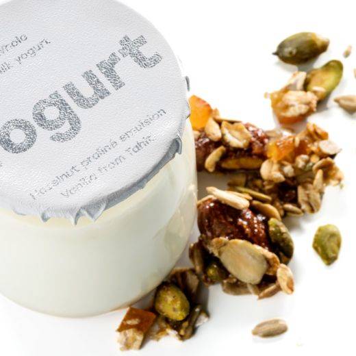 Yaourt noisettes-granola à l'avoine, aux fruits secs et au miel