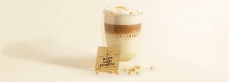 Chocolate quente com espresso de pérolas brancas