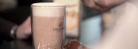 Chocolate caliente con especias y bayas de espino amarillo