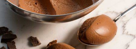 Mousse al cioccolato fondente a base di pâte à bombe