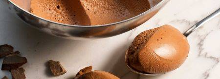 Milk chocolate mousse based on pâte à bombe