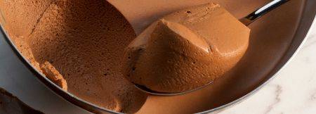 Milk chocolate mousse based on ganache