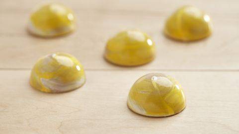 Ganache argousier de la Russie accompagnée de sa coquille de Zéphyr Caramel™
