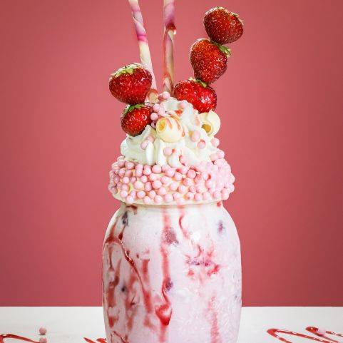 Freakshake: White Strawberry Dream