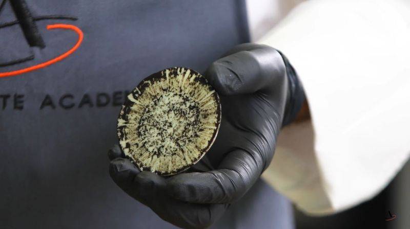 Decoração de chocolate usando cacau em pó e copo