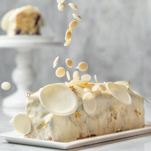 CAKE DE CHOCOLATE BLANCO YOGUR Y ARANDANOS