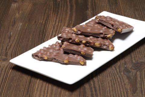 Chocolat au lait des Alpes et cacahuètes caramélisées