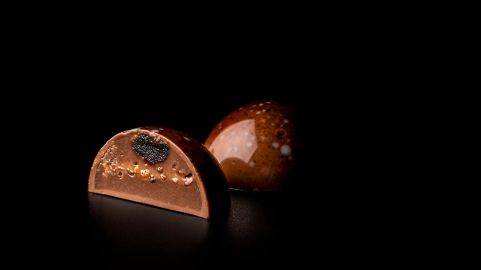 Miso rouge – ganache fumée– praline croustillante au soba-cha